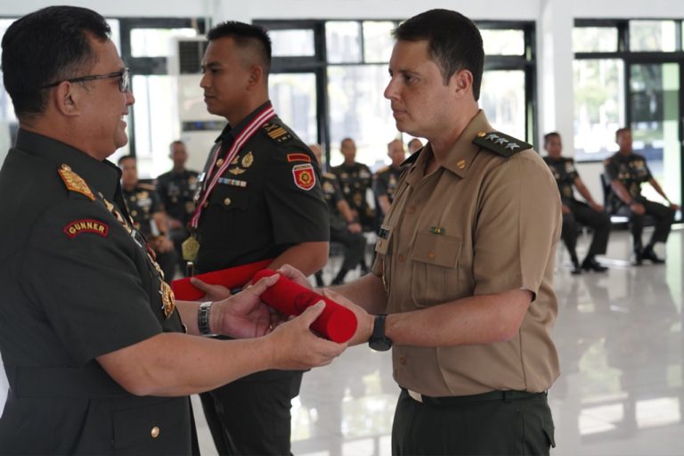 Oficial Brasileiro conclui Curso Avançado de Artilharia de Campanha na Indonésia