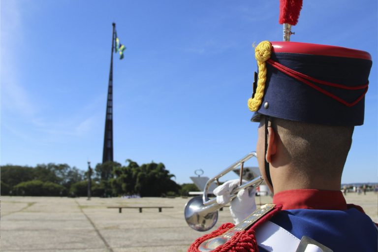 Nova Bandeira Nacional hasteada na Praça dos Três Poderes em Brasília
