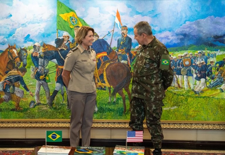 Comandante do Exército Brasileiro recebe a Comandante do SOUTHCOM dos EUA para Discussões Estratégicas