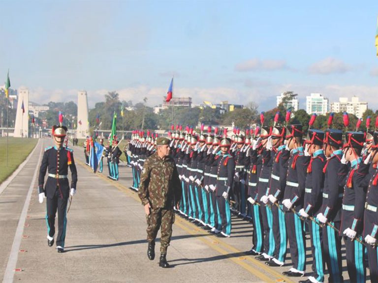 Comandante do Exército realiza visita à Academia Militar das Agulhas Negras
