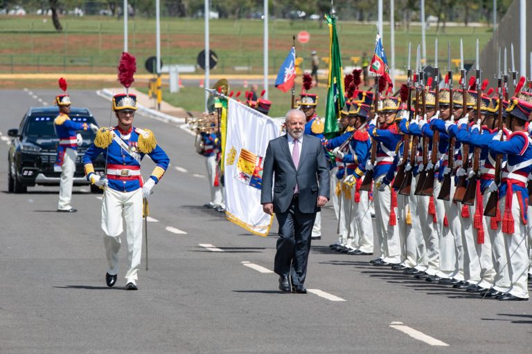 Presidente Lula visita Quartel-General do Exército em Brasília