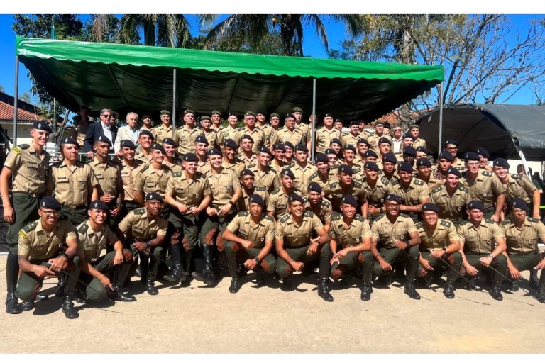 Cadetes da Academia Militar das Agulhas Negras recebem esporas em cerimônia emocionante