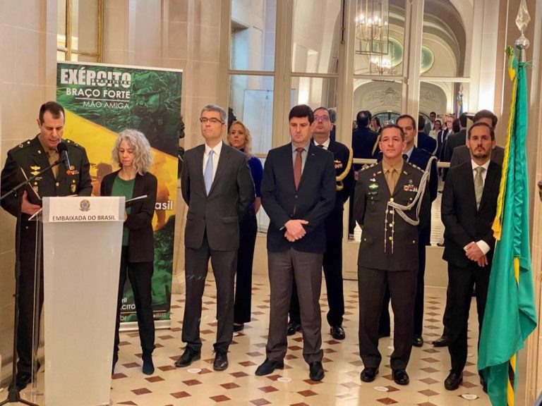 Cerimônia do Dia do Exército é realizada na Embaixada do Brasil em Paris