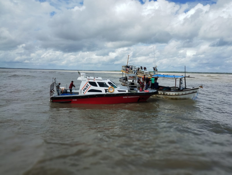 Treze pescadores são resgatados após naufrágio no litoral de Curuçá, no Pará