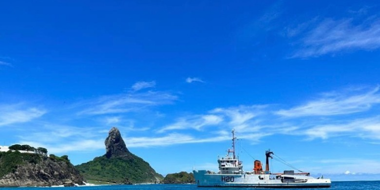 Marinha do Brasil reestabelece boia em Porto de Fernando de Noronha