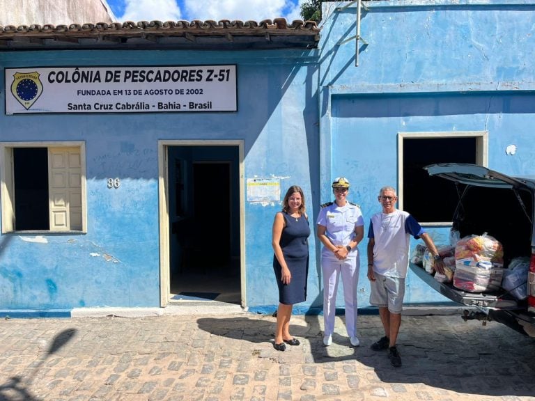 Delegacia da Capitania dos Portos em Porto Seguro entrega donativos à Colônia de Pescadores após chuvas intensas