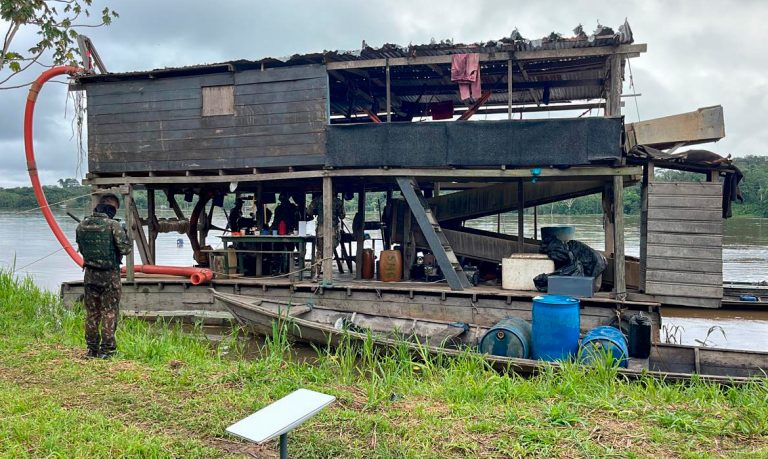 Operação “Ágata” inutiliza draga de garimpo ilegal na tríplice fronteira da Amazônia