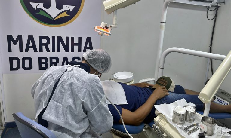 Navio-hospital da Marinha leva assistência a comunidades ribeirinhas em expedição