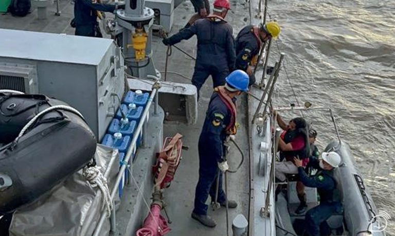 Marinha do Brasil realiza evacuação médica de tripulante indiano em navio mercante