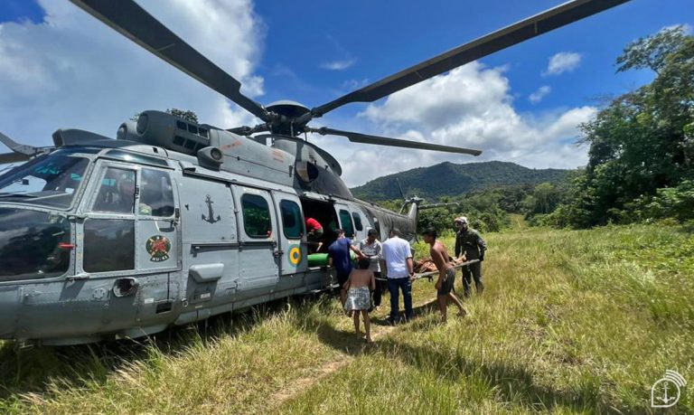 Marinha do Brasil realiza resgate aéreo de indígena Yanomami em Roraima