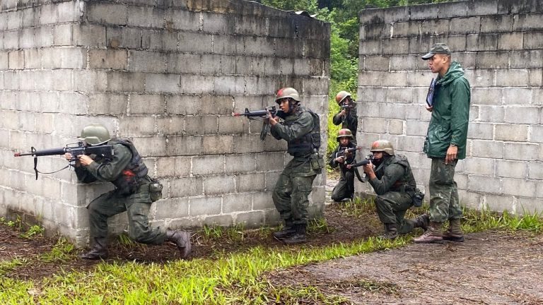 Está ocorrendo a avaliação final de campo dos futuros Fuzileiros Navais