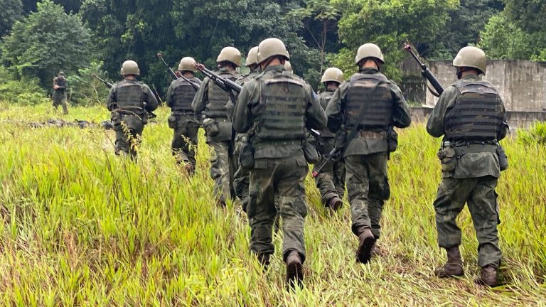 Pelotões em deslocamento na Marambaia