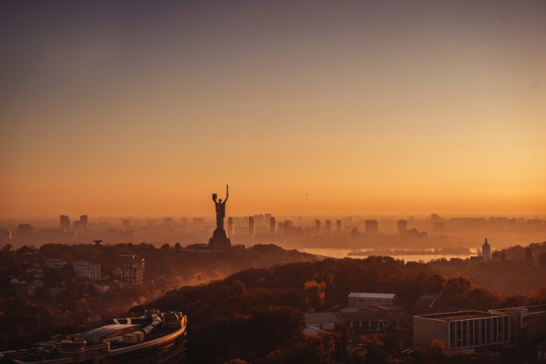 Kiev sob fogo: Forças russas lançam 15º ataque com drones kamikaze iranianos