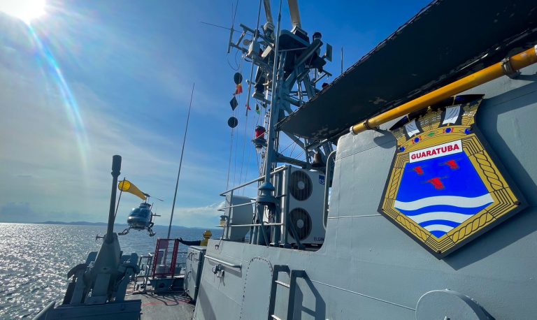 Navio-Patrulha ‘Guaratuba’ Realiza Operações Aéreas com Helicóptero do 1º Esquadrão de Instrução