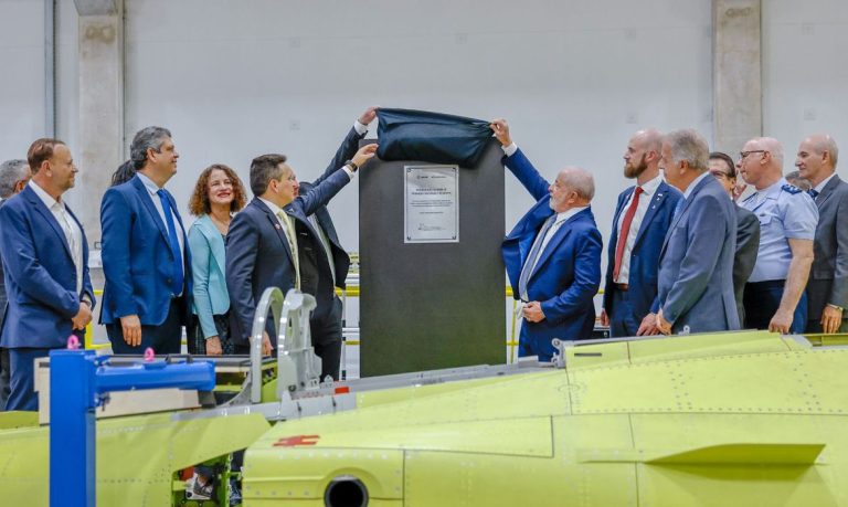 Embraer inaugura linha de produção do caça Gripen, fortalecendo a indústria nacional