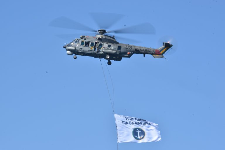 Desfile Aeronaval celebra Dia da Marinha no Rio de Janeiro