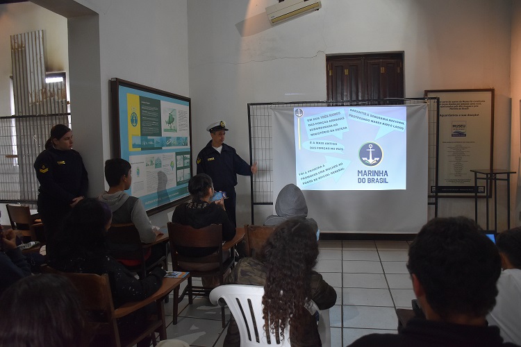 Estudantes aprendem sobre a Marinha em evento didático