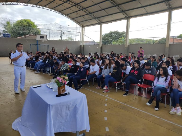 Militares realizam palestras educativas e fomentam a Mentalidade Marítima em Escolas do Espírito Santo