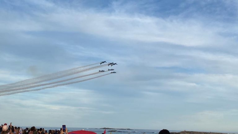 Esquadrilha da Fumaça realiza demonstração histórica no “Maracanã do Surf”