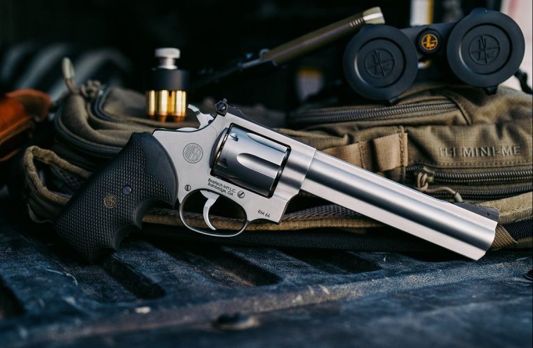 Taurus tem 4 armas no TOP 10 de melhores novos revólveres para 2023, do canal especializado Gun News