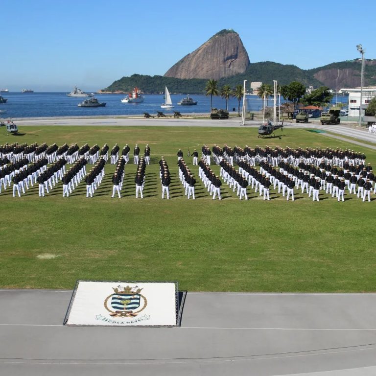 Aspirantes da Escola Naval realizam juramento à Bandeira em cerimônia marcante