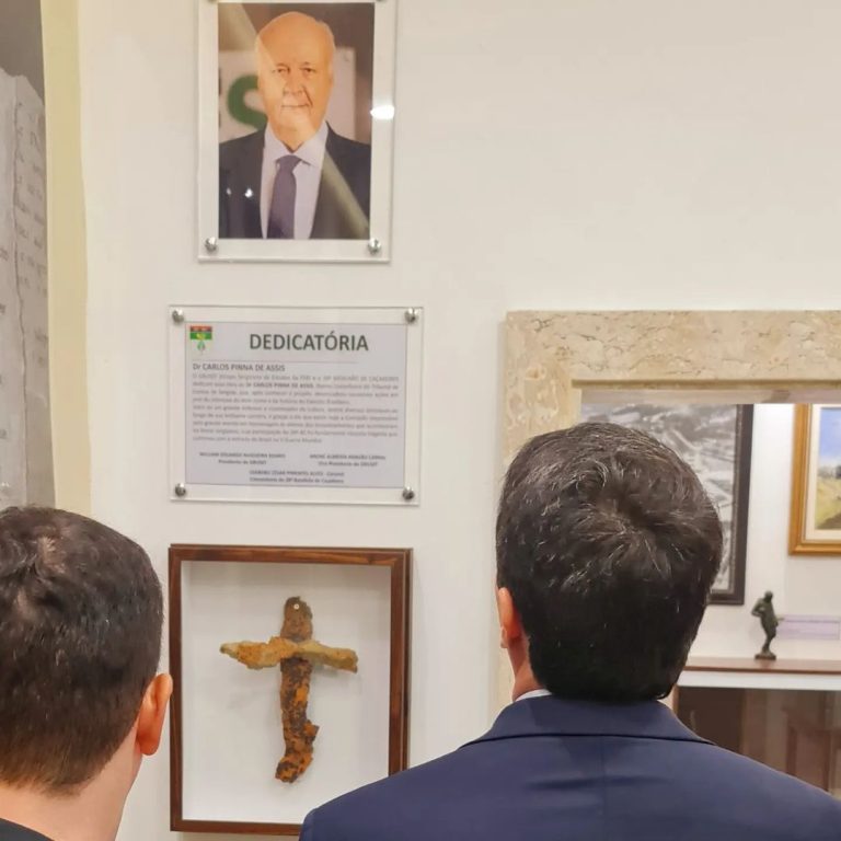 A Força da Fé: Cruz da II Guerra Mundial Simboliza Esperança e Coragem