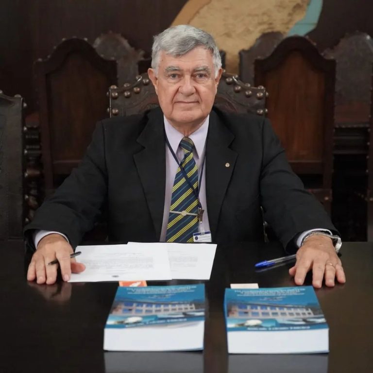 Cel. Antonio Celente Videira entrega seu livro à Biblioteca da AMAN: Um Marco para a História do Desenvolvimento e Segurança Nacionais