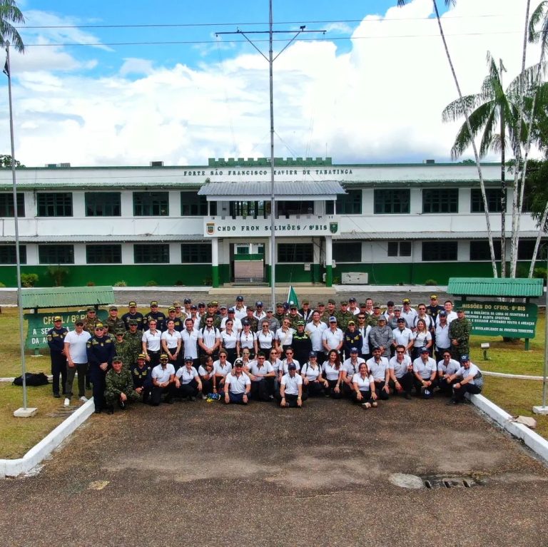 Comitiva da Escola Superior de Guerra da Colômbia Visita Batalhão no Amazonas