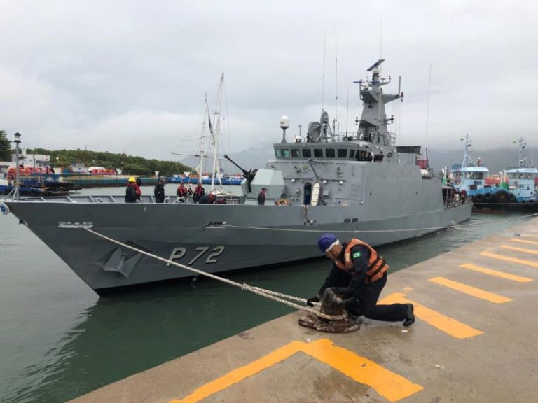 Embarcação Francesa resgatada pela Marinha do Brasil após S.O.S no Guarujá