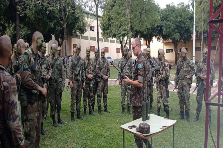 Militar Brasileiro Ministra Instruções de Comunicação no Exército Paraguaio