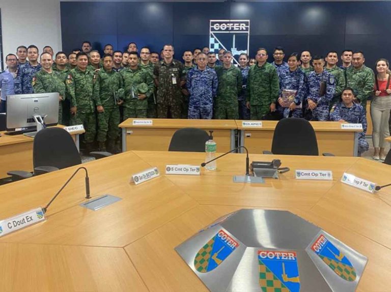 Comando de Operações Terrestres recebe visita de comitiva militar mexicana em viagem de estudos pelo Brasil