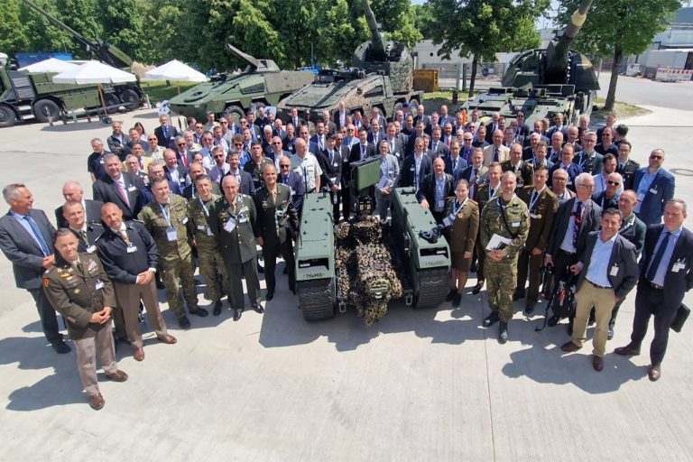Exército Brasileiro marca presença em renomada conferência de artilharia na Alemanha