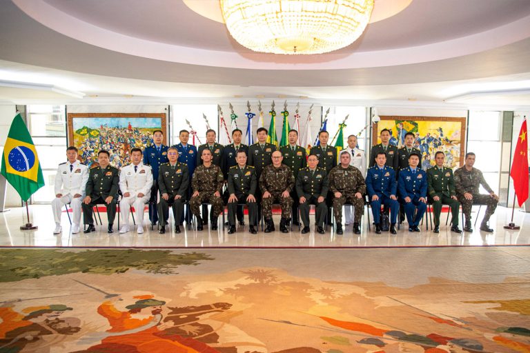 Militares chineses fortalecem laços com o Exército Brasileiro em visita oficial a Brasília