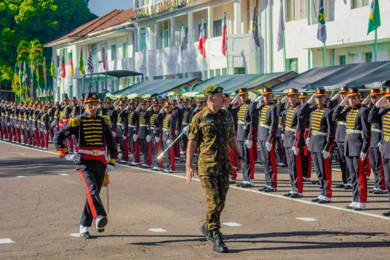 Alta Hierarquia Militar visita Escola de Sargentos de Logística e Colégio Militar da Vila Militar