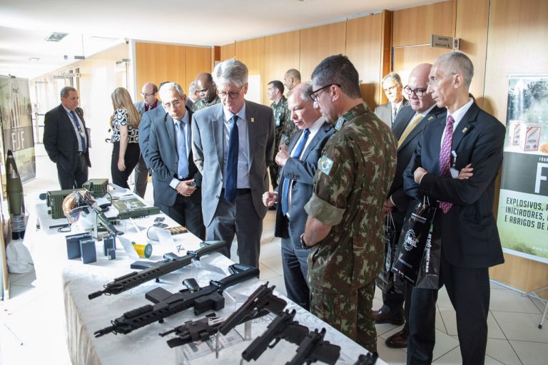 Secretário-Geral do Ministério da Defesa visita a Indústria de Material Bélico do Brasil (Imbel)