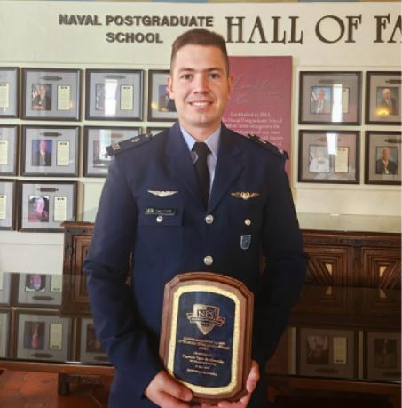 Capitão da FAB brilha na Naval Postgraduate School dos EUA