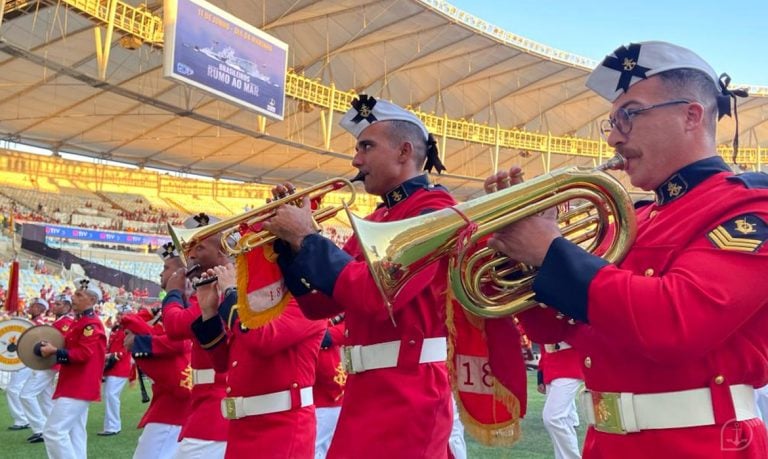 Banda Marcial da Marinha emociona público no Maracanã e Copacabana