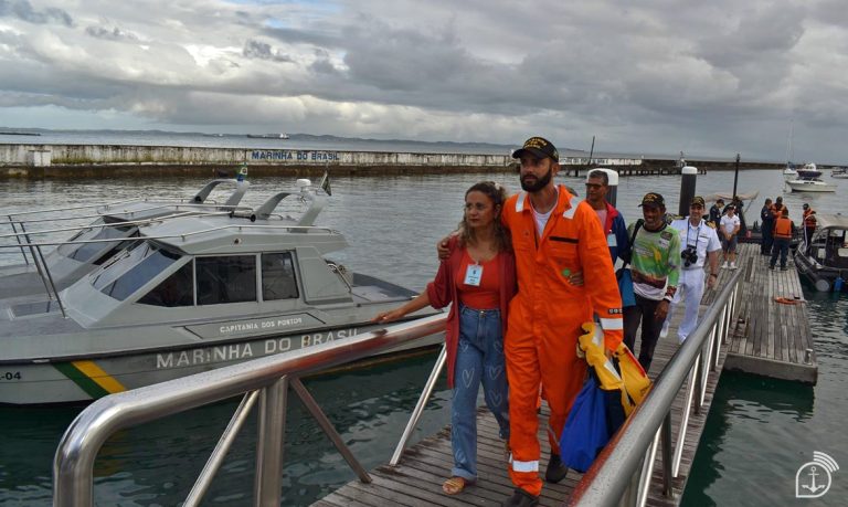 Velejadores resgatados: Atuação de Salvamar Leste e Marinha do Brasil salva três vidas
