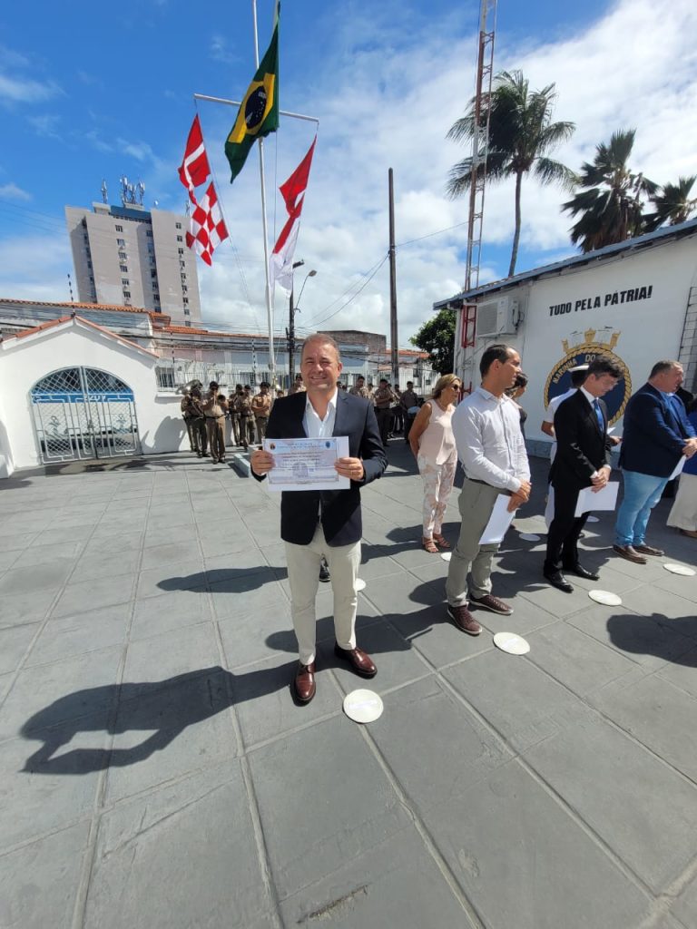 Porto de Maceió: Administrador recebe título de honra da Capitania dos Portos de Alagoas