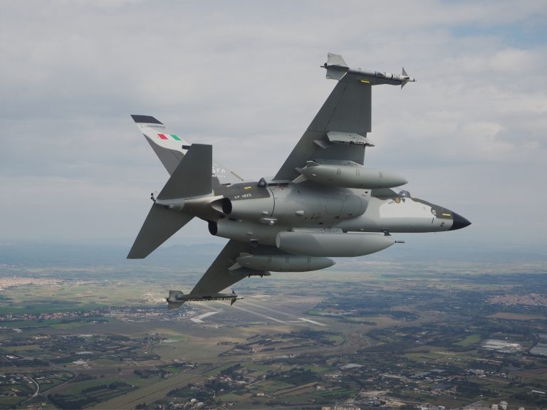 Parceria Leonardo-Nexter Aprimora M-346FA com Canhão de 20 mm