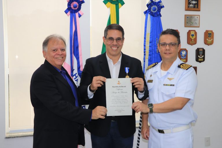 Deputado Federal Amaro Rocha Nascimento Neto recebe Medalha Amigo da Marinha