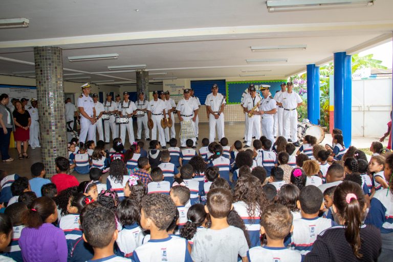 Programa Forças no Esporte: Marinha une música e ensino em visita à escola em Vila Velha