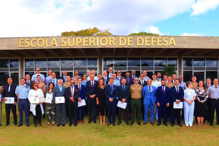 Escola Superior de Defesa Diplomada 27ª Turma do Curso Superior de Inteligência Estratégica
