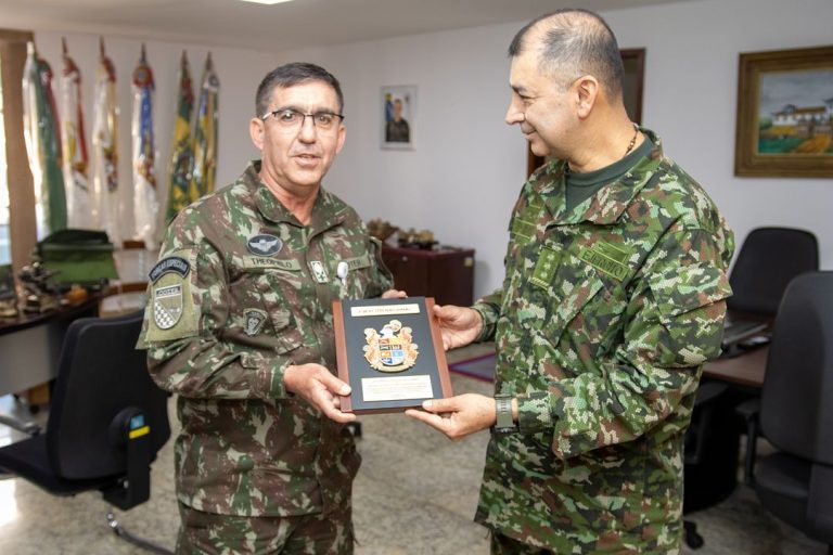 Comando de Operações Terrestres Recebe Visitante Ilustre da Colômbia