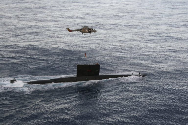 Submarino Tamoio e AH-11B: Protagonistas na Manobra de Resgate Hi-Line