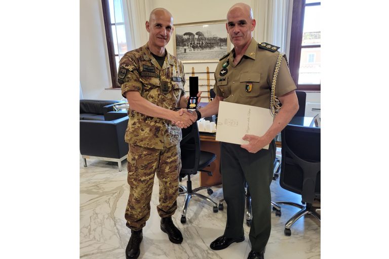 Coronel Brasileiro recebe Distintivo de Honra Interforças do Estado-Maior da Defesa Italiano