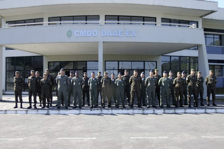 Comando de Operações Aeroespaciais fortalece laços com Defesa Antiaérea do Exército