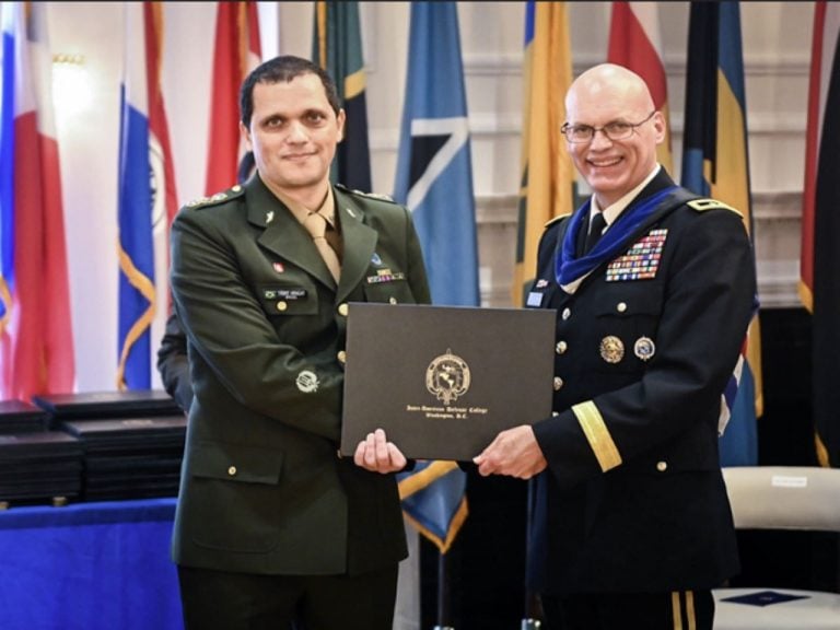 Militar Brasileiro Destaca-se em Mestrado Internacional de Defesa e Segurança
