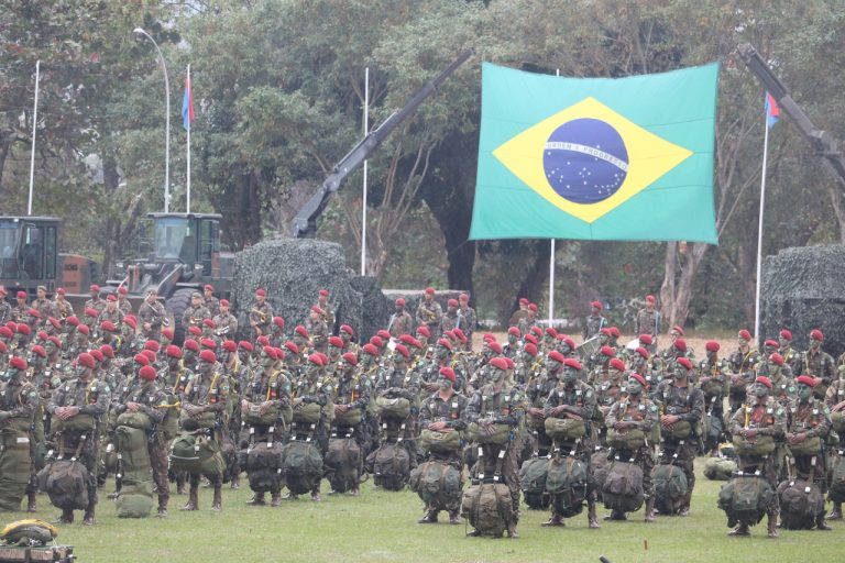 Brigada de Infantaria Pára-quedista Recebe Visita Ilustre em Operação Estratégica