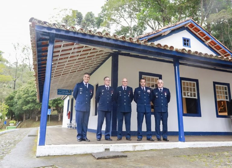 FAB Celebra Legado de Santos Dumont em Solenidade Emotiva em Minas Gerais